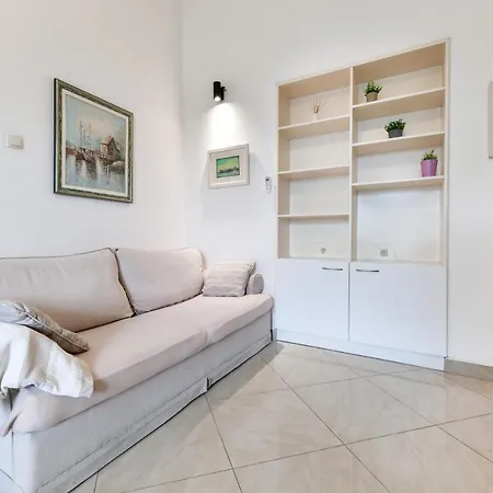 Two Bedroom Apartment - Bridge - Ae1557 *