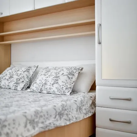 Two Bedroom Apartment - Bridge - Ae1557 *